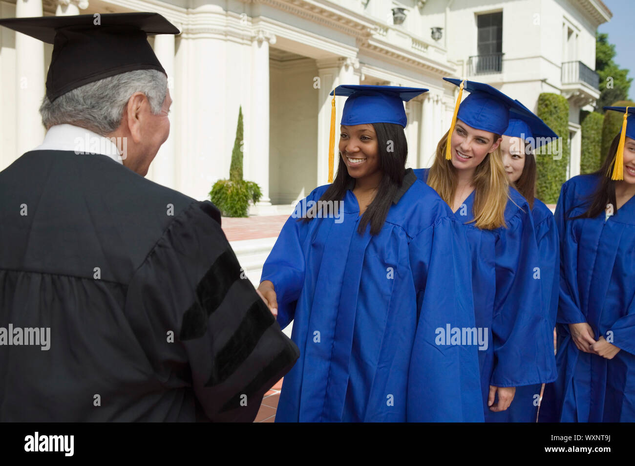 Laureato agitando mani e Diploma di ricezione Foto Stock