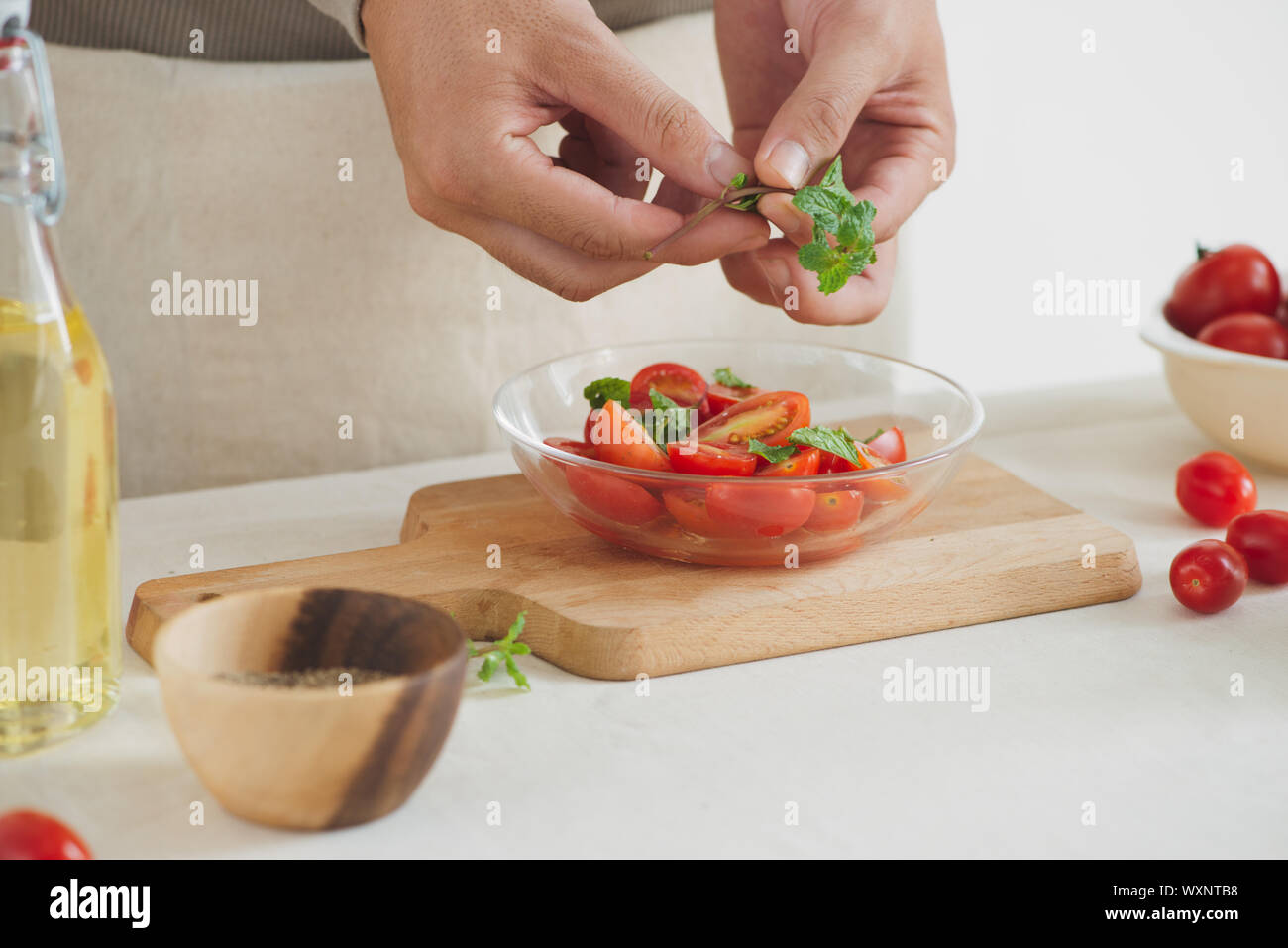 Delizioso fresco con insalata di pomodori. Fare fresca insalata verde Foto Stock