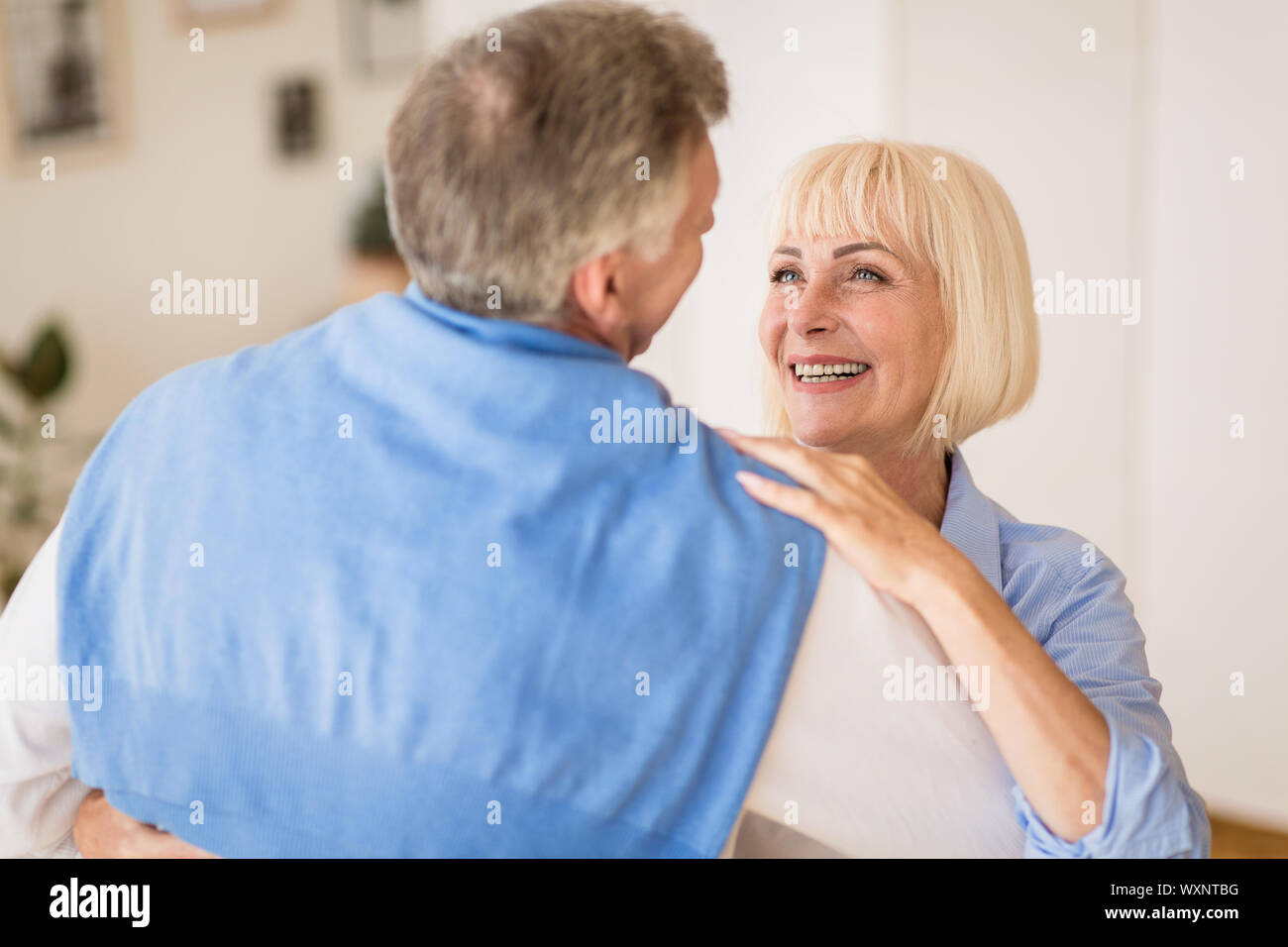 Maturo attivo coppia danzante e sorridente a ciascun altro Foto Stock