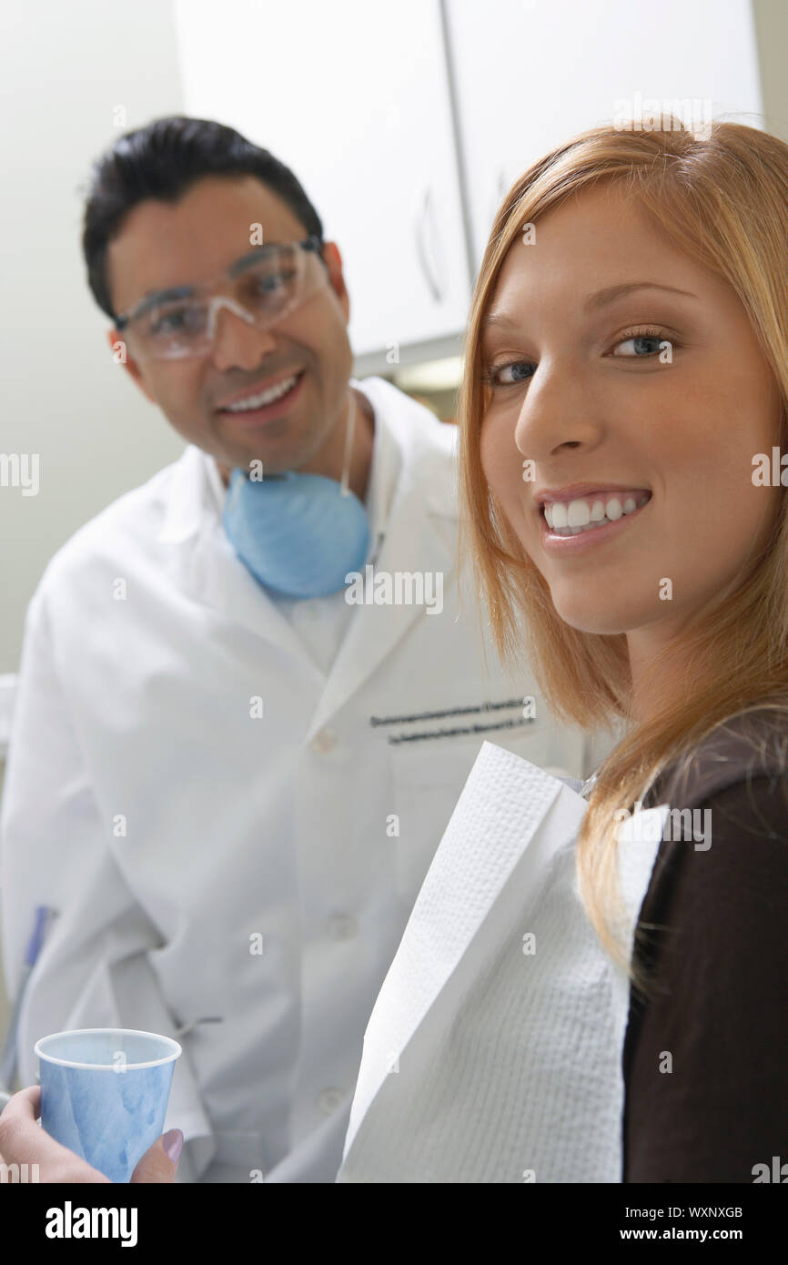 Giovane donna in studio dentistico Foto Stock