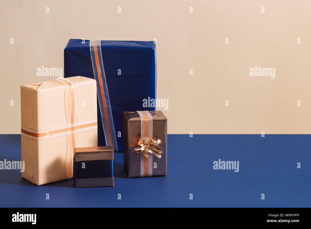 Preparazione di Natale concetto. Pila di diverse caselle colorate. Foto Stock