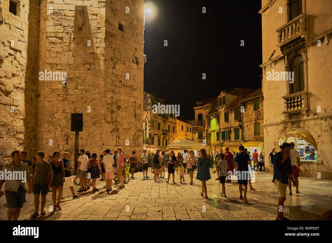 La folla di turisti di visitare il Palazzo di Diocleziano di notte, Split, Croazia Foto Stock
