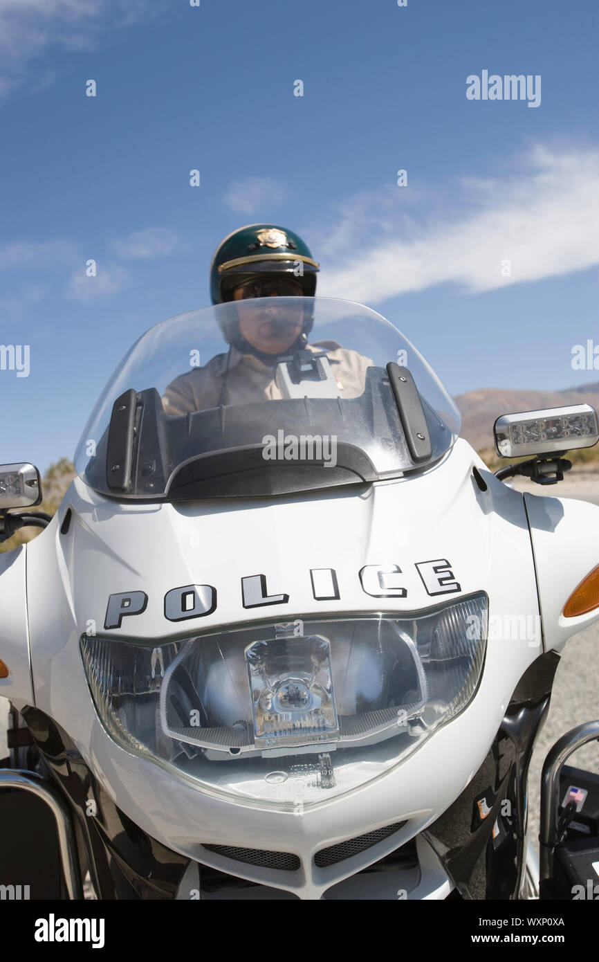 Funzionario di polizia in moto Foto Stock