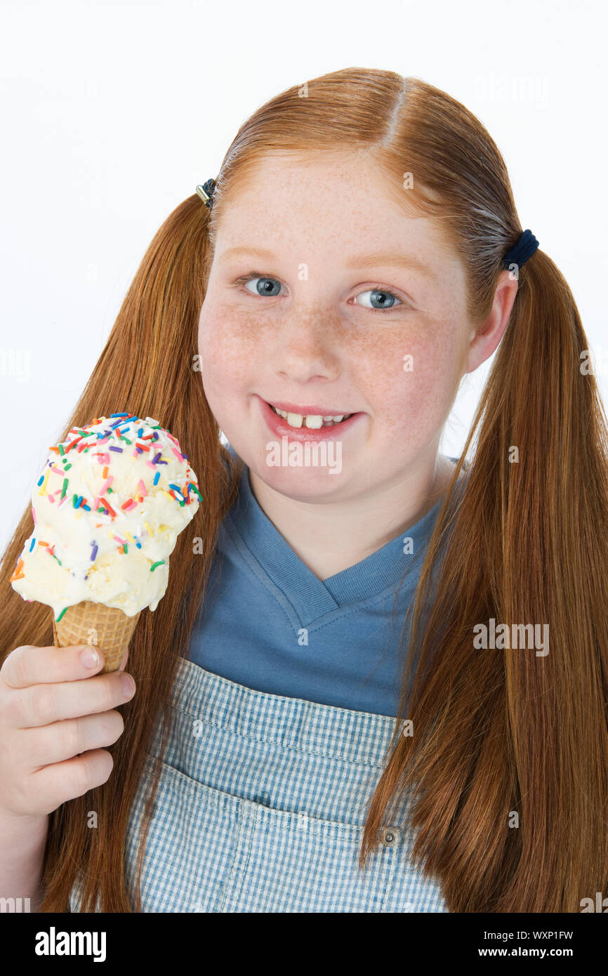 Il sovrappeso ragazza con cono gelato, ritratto Foto Stock