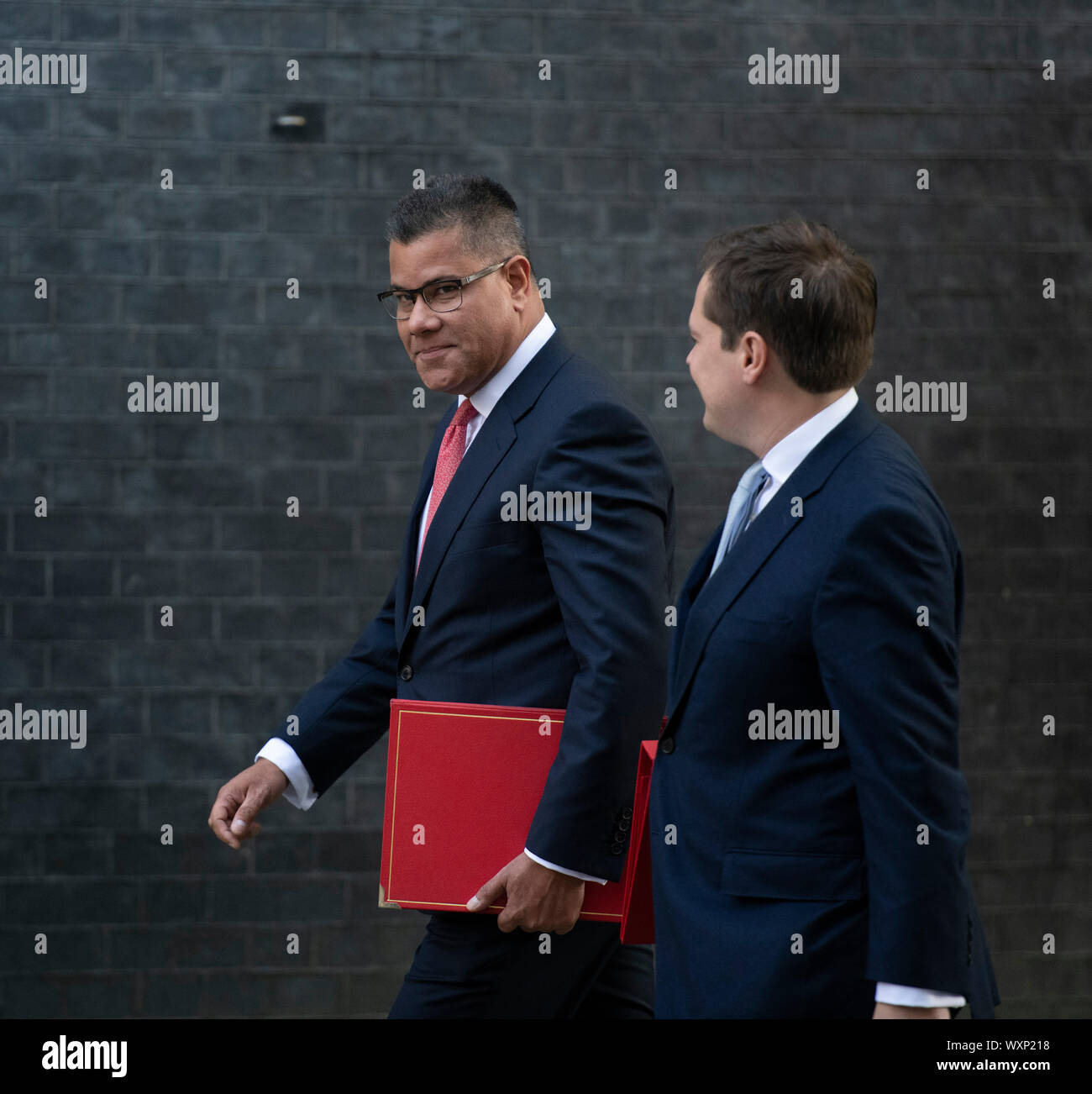 A Downing Street, Londra, Regno Unito. Xvii Settembre 2019. Alok Sharma, Segretario di Stato per lo Sviluppo Internazionale arriva con Robert Jenrick, Segretario di Stato per l'alloggiamento, europee e del governo locale a Downing Street. Credito: Malcolm Park/Alamy Live News. Foto Stock