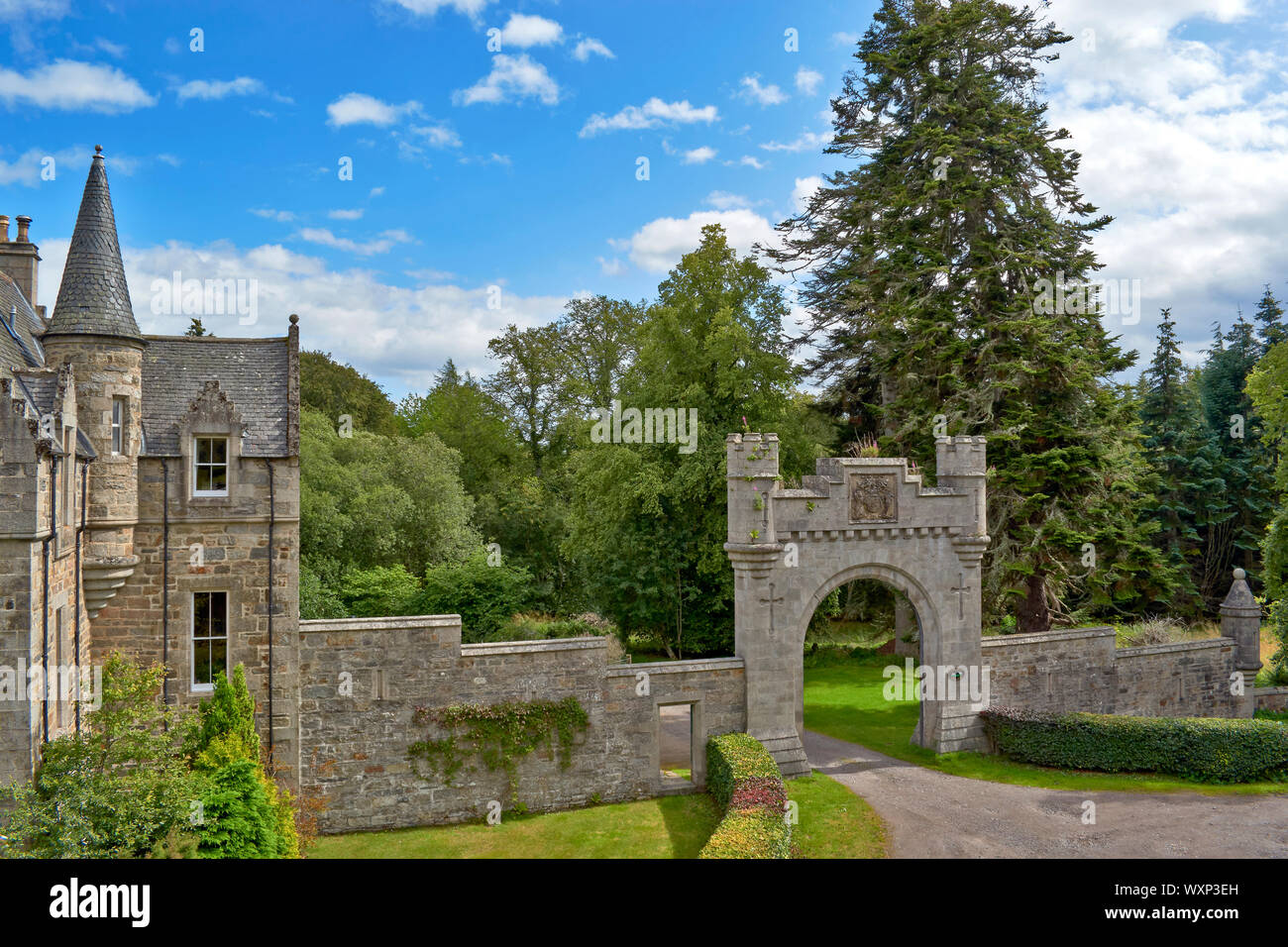 DAVA MODO A PIEDI O UN SENTIERO DAVA A Grantown on Spey MORAY SCOZIA IL CASTELLO CONCEDERE EAST LODGE e l'arco di entrata per la station wagon Foto Stock