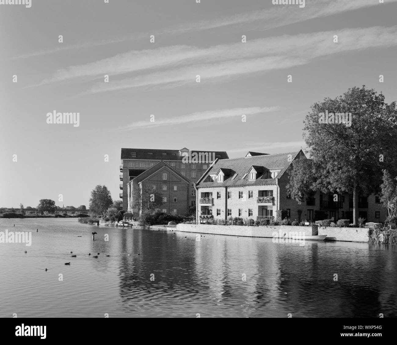 Blocchi di appartamenti accanto al Fiume Great Ouse a St Ives Cambridgeshire Inghilterra Foto Stock