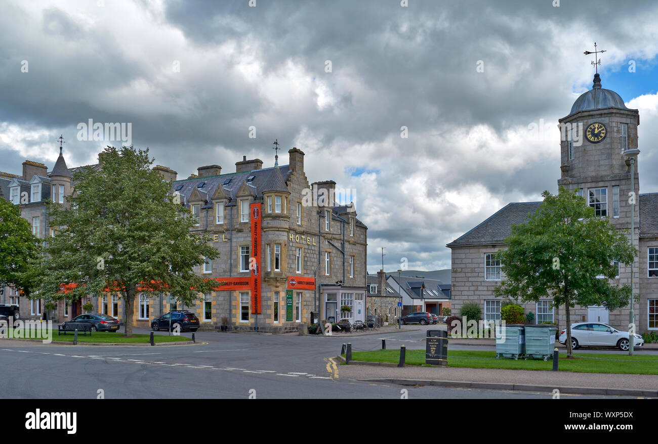 GRANT ARMS HOTEL Grantown on Spey MORAY SCOZIA L'edificio decorato con ORANGE HARLEY-DAVIDSON BANNER Foto Stock