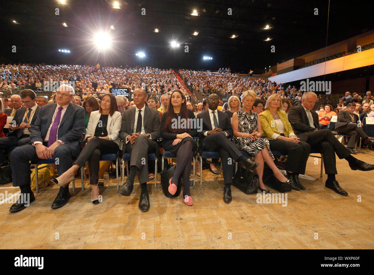 Gruppo del Partito europeo dei liberali democratici MPs (da sinistra a destra) Sir ed Davey, Jane Dodds, Chuka Umunna, Luciana Berger, Sam Gyimah, Angela Smith, Sarah Wollaston e Phillip Lee, attendere per il leader del partito Jo Swinson dare il suo discorso durante i liberali democratici autunno conferenza presso il Centro Internazionale di Bournemouth in Bournemouth. Foto Stock