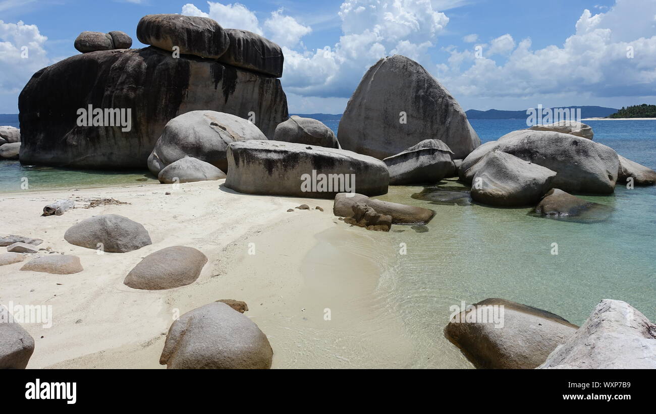 Indonesia Isole Anambas enormi rocce di mare spiaggia wallpaper Foto Stock