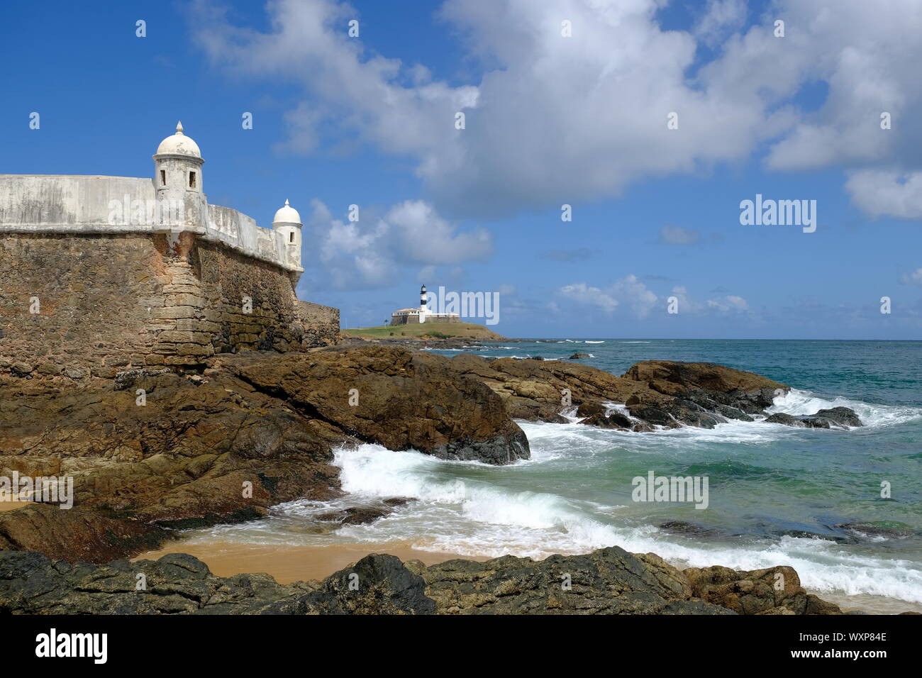 Brasile Salvador Santa Maria Fort vista faro Bahia Farol da Barra Foto Stock