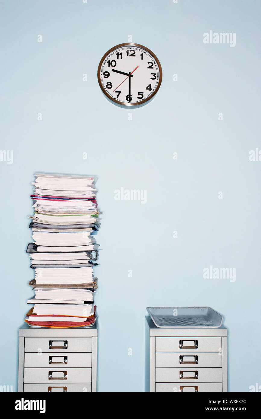 Pila di documenti su file cabinet Foto Stock