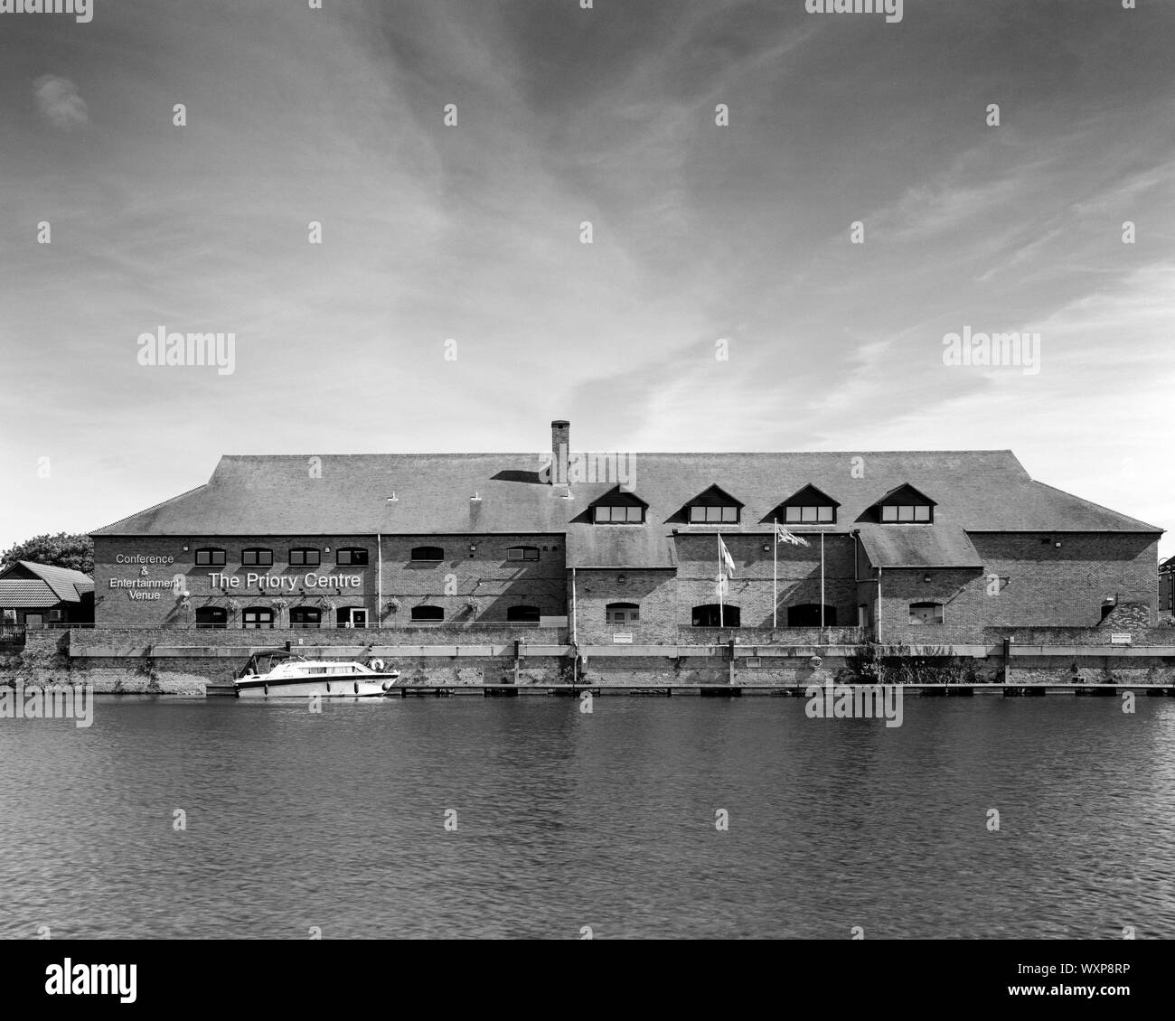 Priory centro accanto al Fiume Great Ouse in St Neots Cambridgeshire Inghilterra Foto Stock