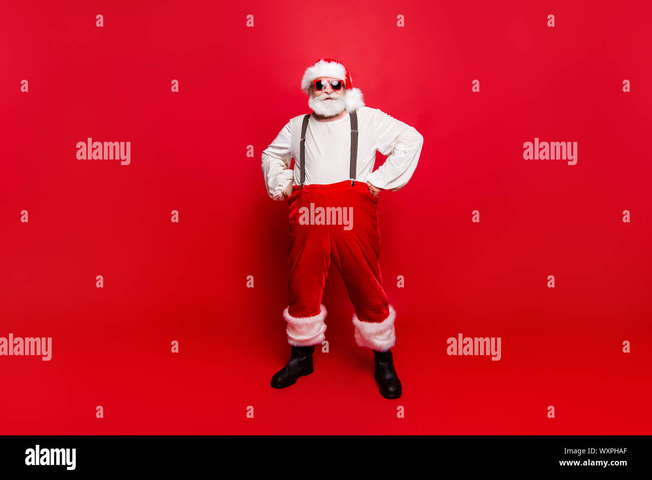 Lunghezza piena dimensione corpo elegante e alla moda di decisivo contenuto fiducioso Santa le mani sui fianchi preparati pronti alla festa festa festa vendita promozionale di sconto Foto Stock