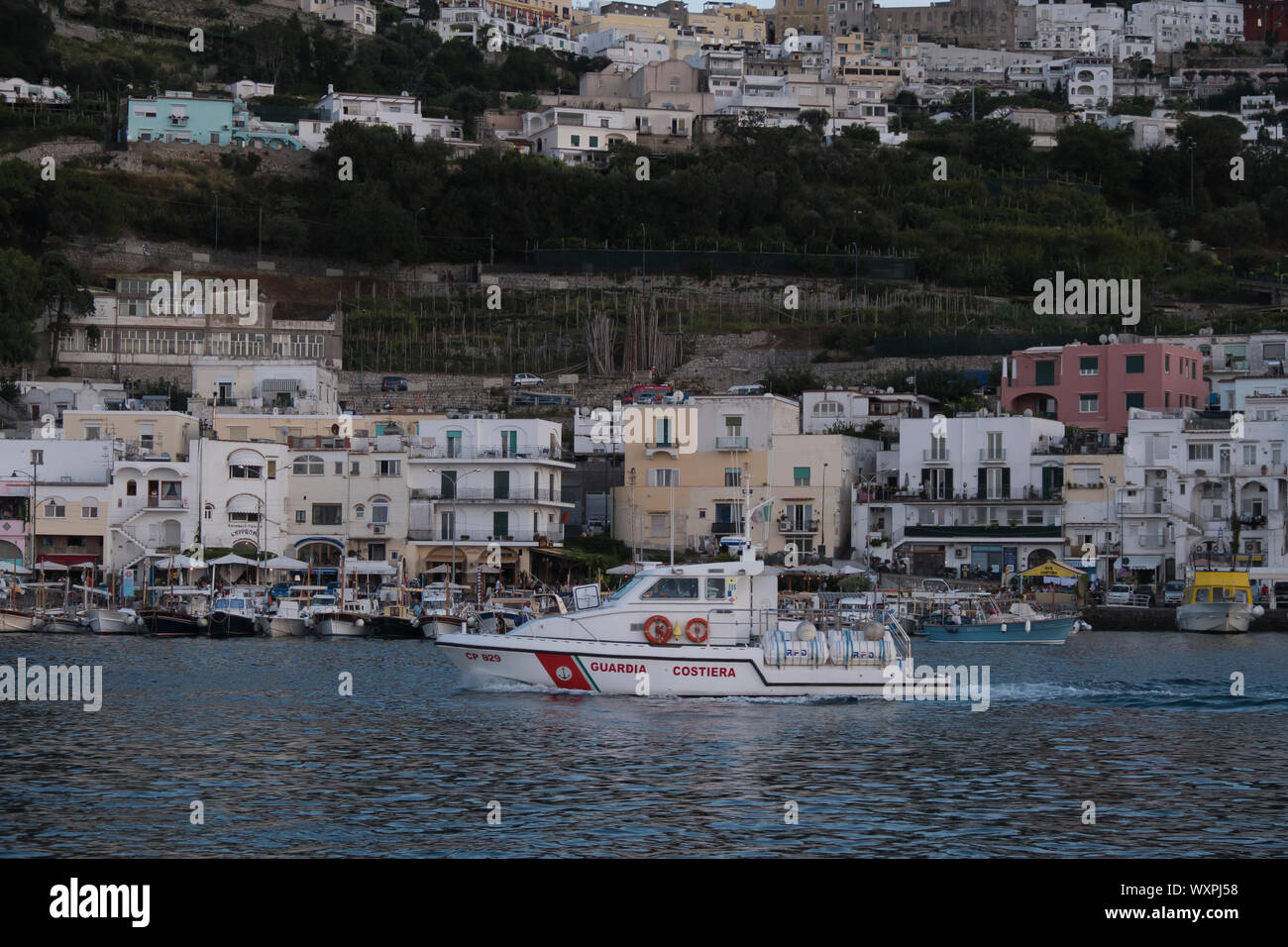 Coast Guard lasciando Marina grande sull'Isola di Capri al tramonto in estate Italia Foto Stock