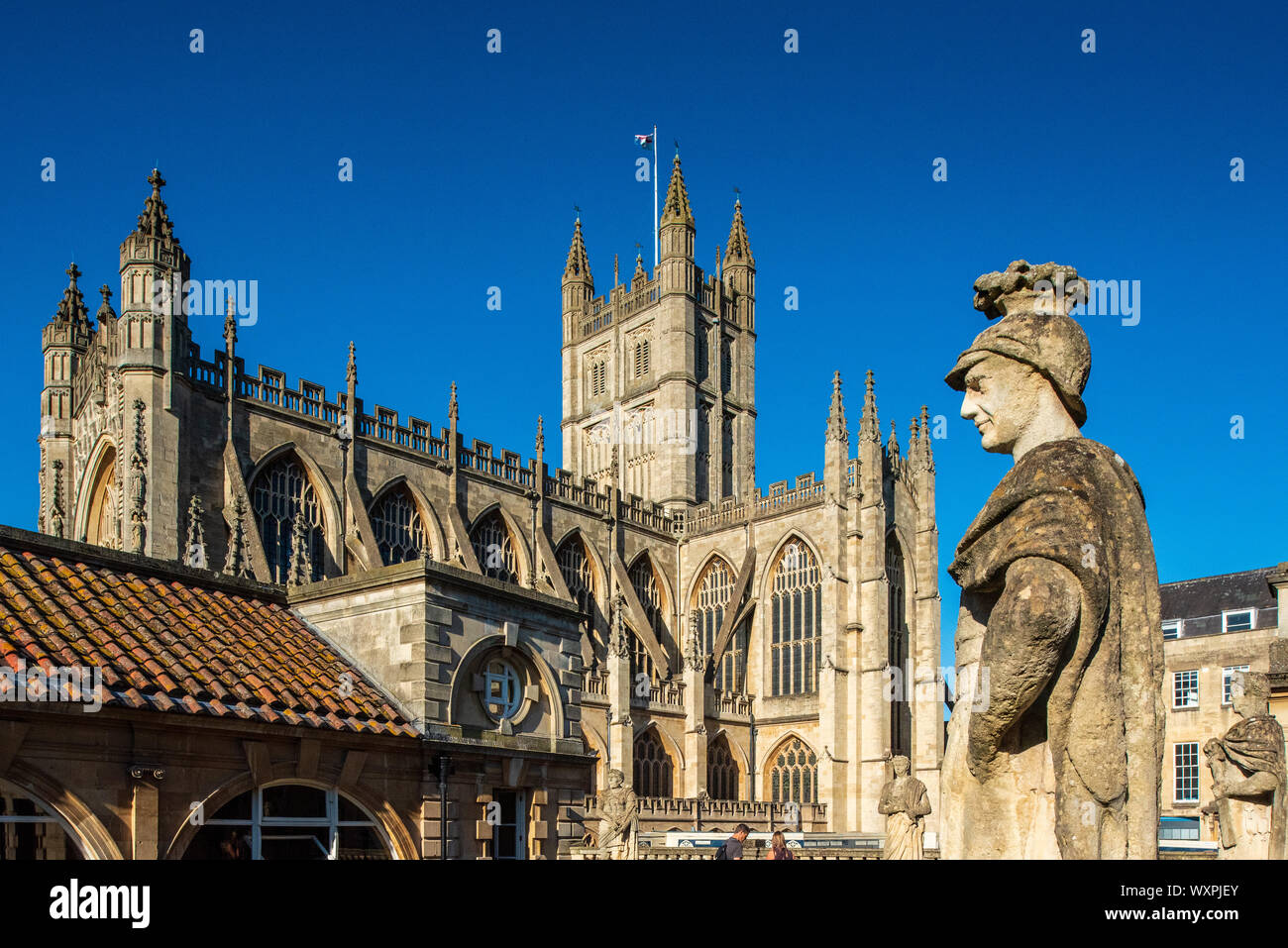 Città di Bath, BathTerrace Romani e Abbazia di Bath. Statua, Svetonio Paolino (governatore: 58-61 AD), noto per il suo ruolo nel soggiogare la ribellione Boudiccan. Foto Stock