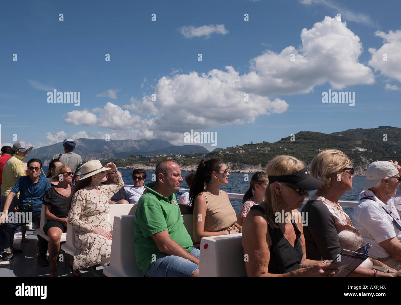 Turisti sul traghetto per Capri in estate Italia Foto Stock