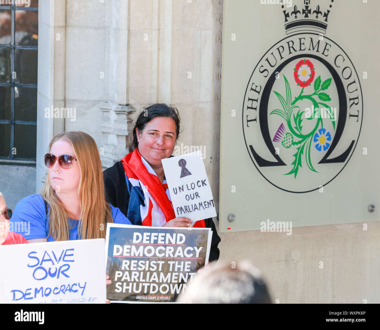 Westminster, Londra, UK, 17 settembre 2019. I manifestanti al di fuori dell'edificio. Il primo giorno della corte suprema caso oltre la sospensione del Parlamento, portato da un avvocato Gina Miller che ha unito le forze con ex British PM John Major. Il caso verrà ascoltato nel corso di tre giorni a partire da oggi. Foto Stock