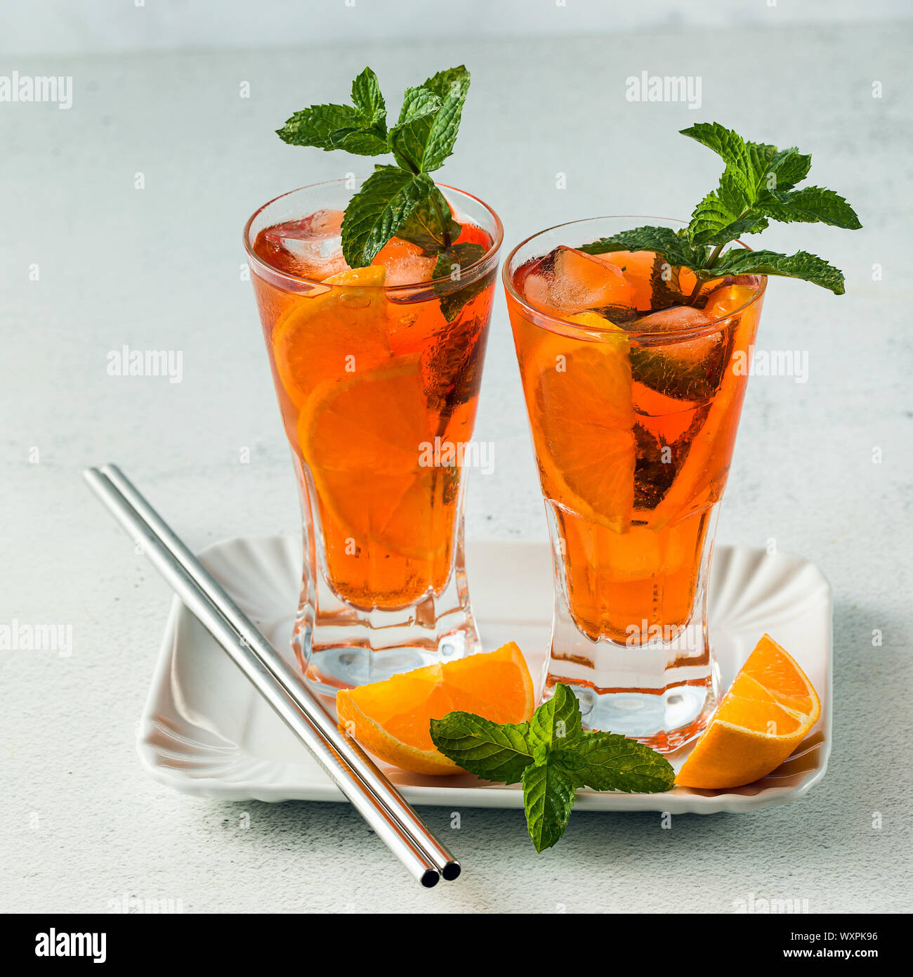 Estate di menta tè con orange in un bicchiere alto. rinfrescante bibita Foto Stock