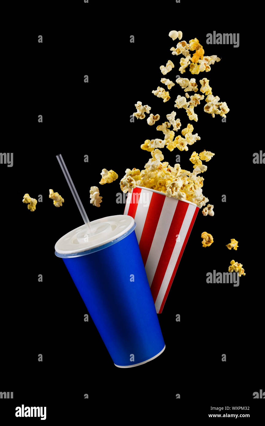 Insieme di strisce di carta la benna con popcorn e bicchiere di bibita isolato su nero Foto Stock