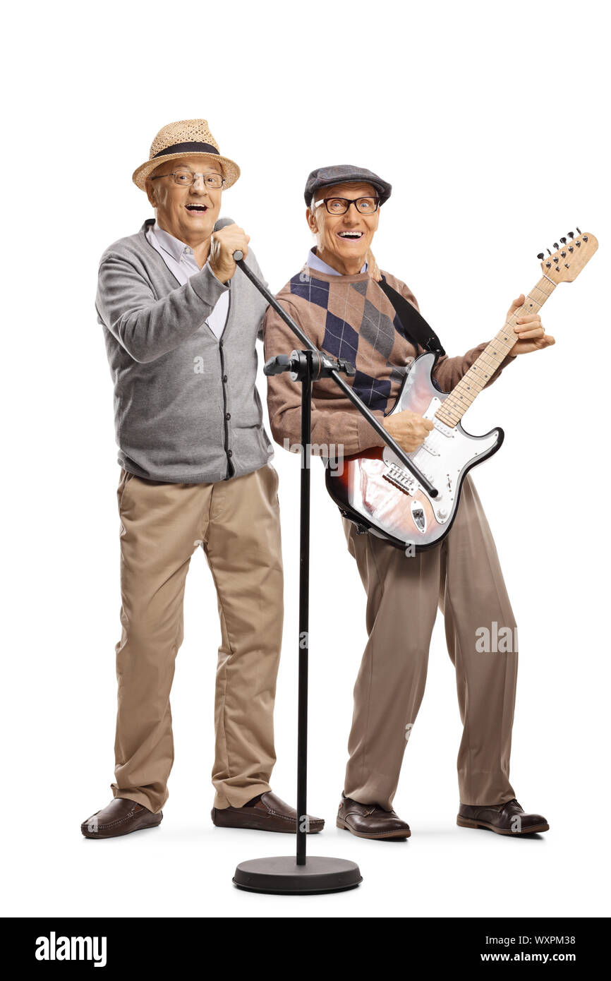 A piena lunghezza Ritratto di un uomo anziano con una chitarra e un anziano uomo cantano su un microfono isolati su sfondo bianco Foto Stock