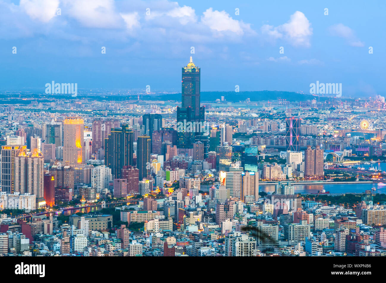 Vista notturna della città di Kaohsiung, Taiwan Foto Stock