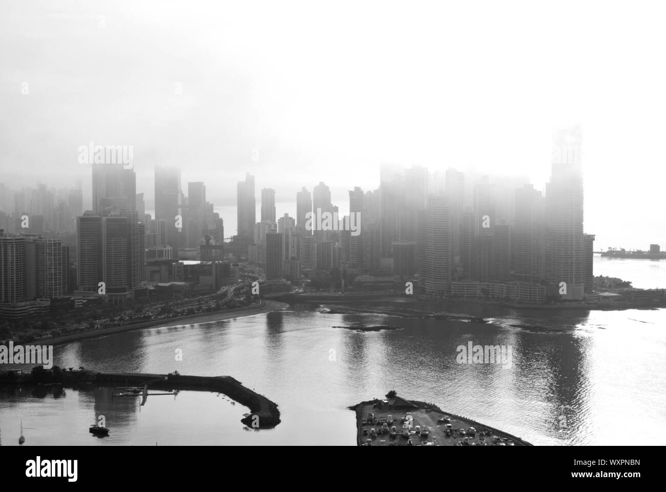 Paesaggio urbano della città di Panama in un giorno nuvoloso con nebbia in background. In bianco e nero Foto Stock