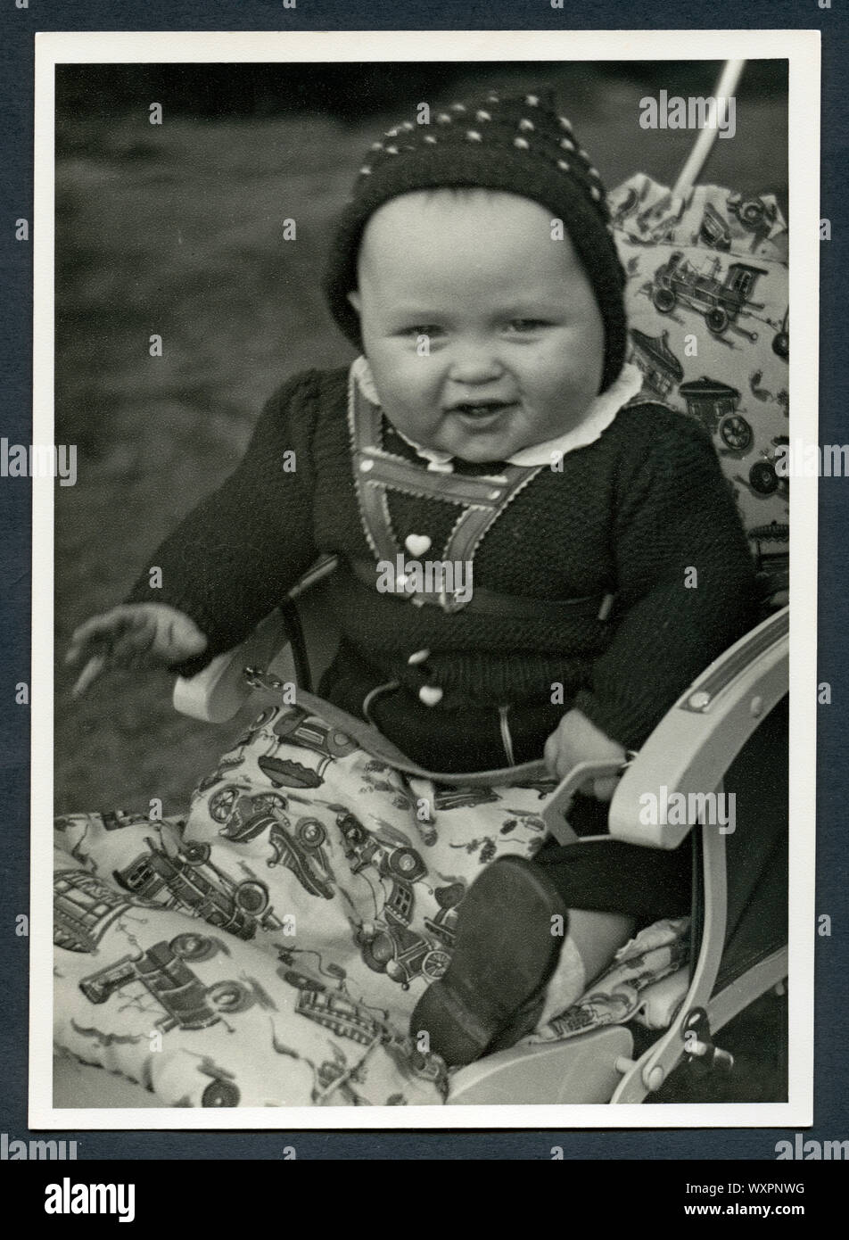 Europa, Deutschland, Amburgo, Kleinkind sitzt a circuizione Kinderkarre, 1950er Jahre . / Europa, Germania, piccolo bambino è seduto nel suo buggy , nella 1950th . Foto Stock