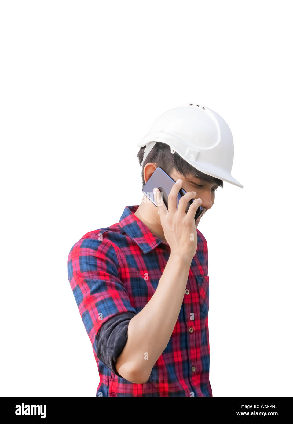 La mano di ingegnere di utilizzo del telefono cellulare e di usura bianco casco di sicurezza di plastica su sfondo bianco. concetto costruttivo Foto Stock