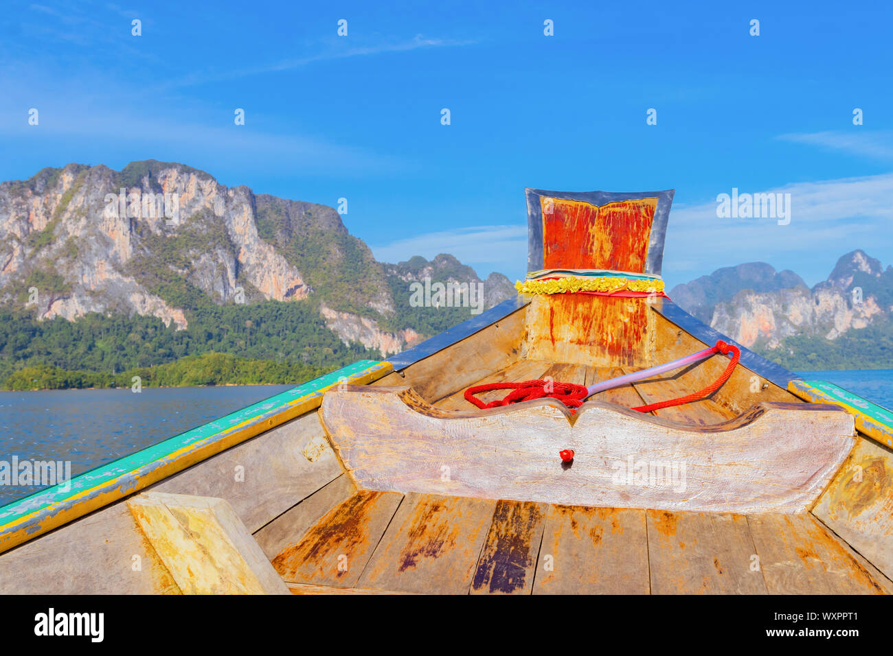 La barca di legno sul viaggio in barca a vela in Ratchaprapa Dam e Cheow Larn Lago, Khao Sok natura bellissima in Thailandia Foto Stock