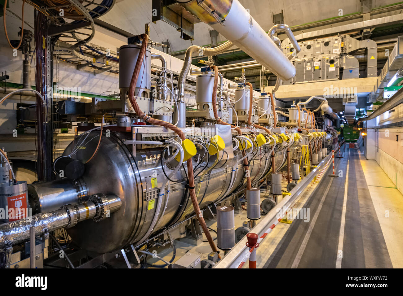 Superconduttori a radio frequenza cavità nel tunnel di LHC, CERN Foto Stock