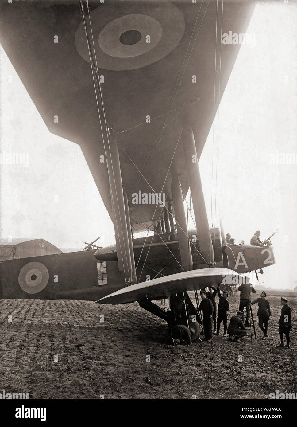 Un britannico Handley Page bombardiere è preparato per un bombardamento sulla Germania durante la Prima Guerra Mondiale. British propaganda fotografie. Foto Stock