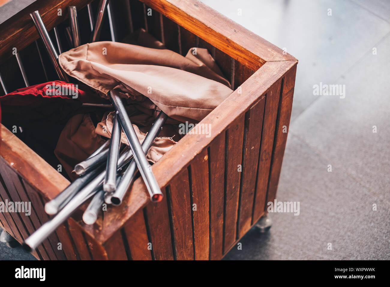 Offertorio sacchetti in una scatola di legno. Messa a fuoco selettiva. Copia dello spazio. Foto Stock