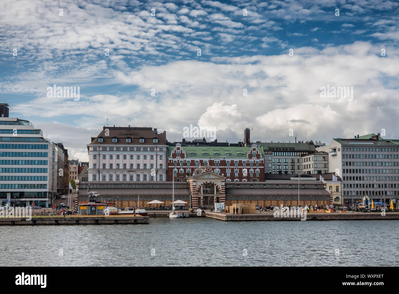 Porto con il vecchio mercato di Helsinki, capitale della Finlandia Foto Stock
