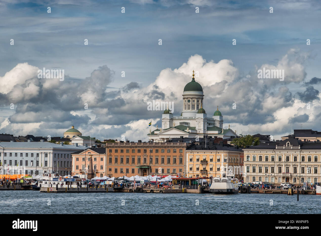 Il porto con i traghetti di Helsinki, capitale della Finlandia Foto Stock