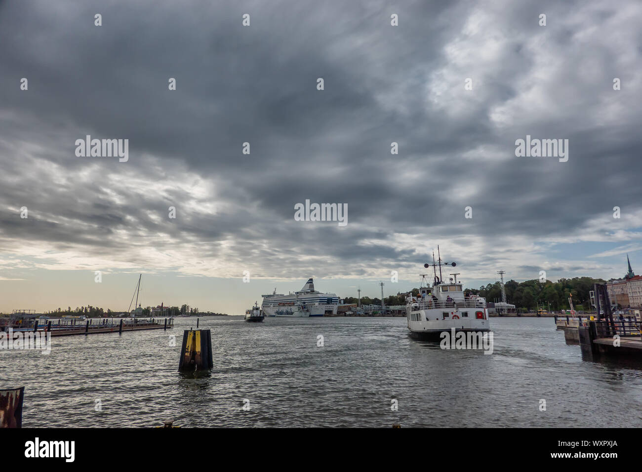 Il porto con i traghetti di Helsinki, capitale della Finlandia Foto Stock