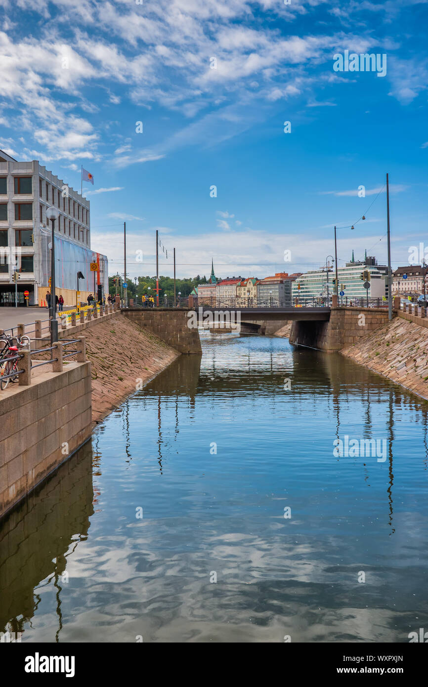 Ponte sul canale di Helsinki, capitale della Finlandia Foto Stock