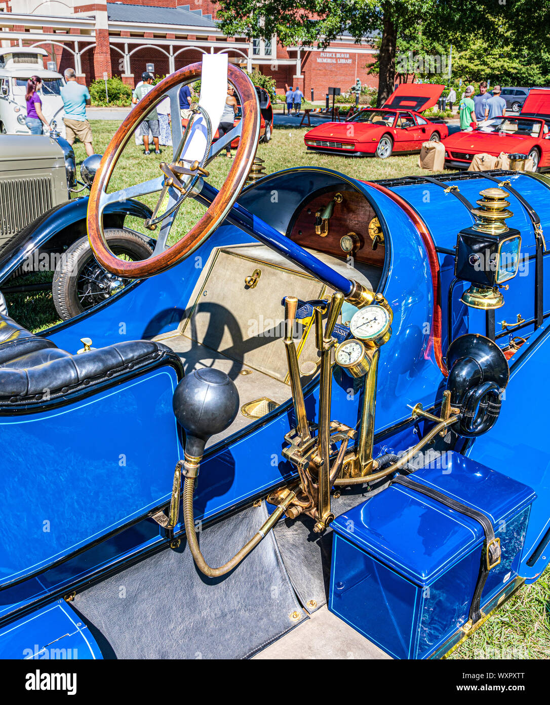 HICKORY, NC, Stati Uniti d'America-7 SETTEMBRE 2019: 1911 Papa Hartford automobile. Vista del sude mostra il clacson, indicatori di livello e della frizione delle leve di cambio marcia. Foto Stock