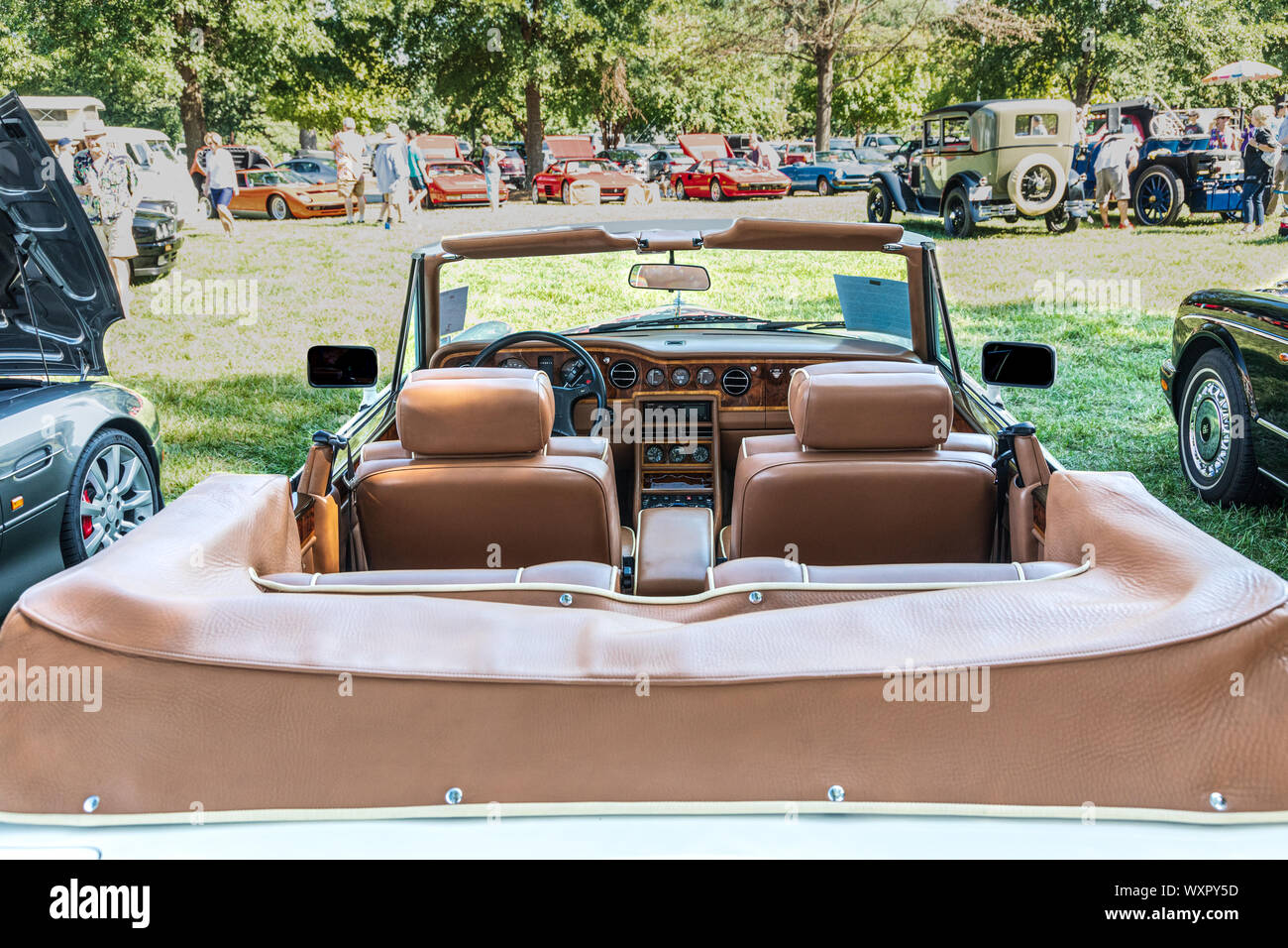 HICKORY, NC, Stati Uniti d'America-7 SETTEMBRE 2019: 1990 Rolls-Royce Corniche III CABRIOLET, bianco. È vista dalla parte posteriore, mostrando dash e posti a sedere. Foto Stock HICKORY, NC, Stati Uniti d'America-7 SETTEMBRE 2019: 1990 Rolls-Royce Corniche III CABRIOLET, bianco. È vista dalla parte posteriore, mostrando dash e posti a sedere. Foto Stock
