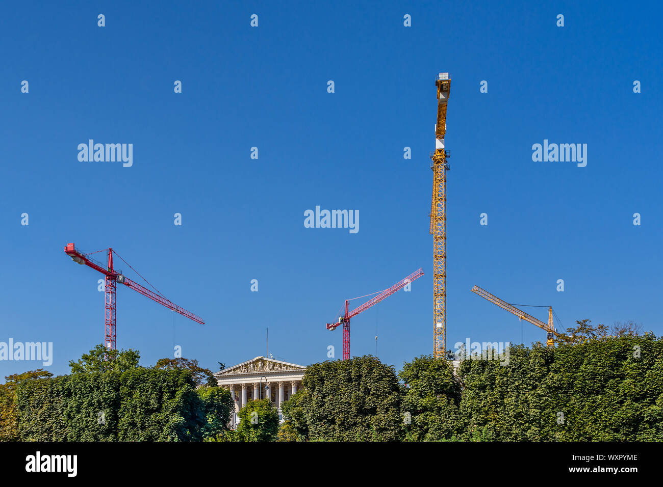 Gru a torre lavorando sul palazzo del parlamento di Vienna in Austria. Foto Stock