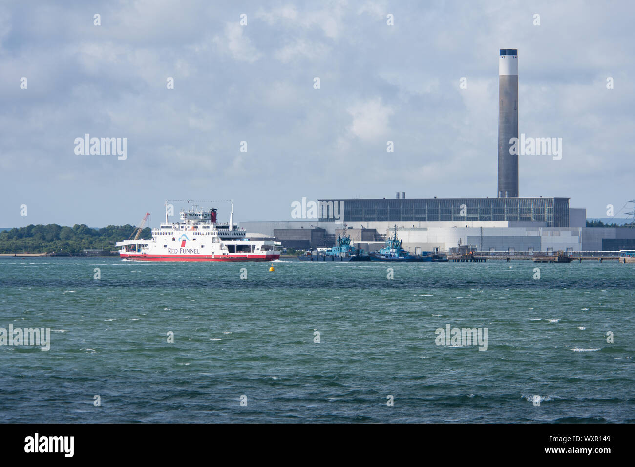 Imbuto Rosso traghetto per auto Southampton acqua da Hamble verso Fawley Foto Stock