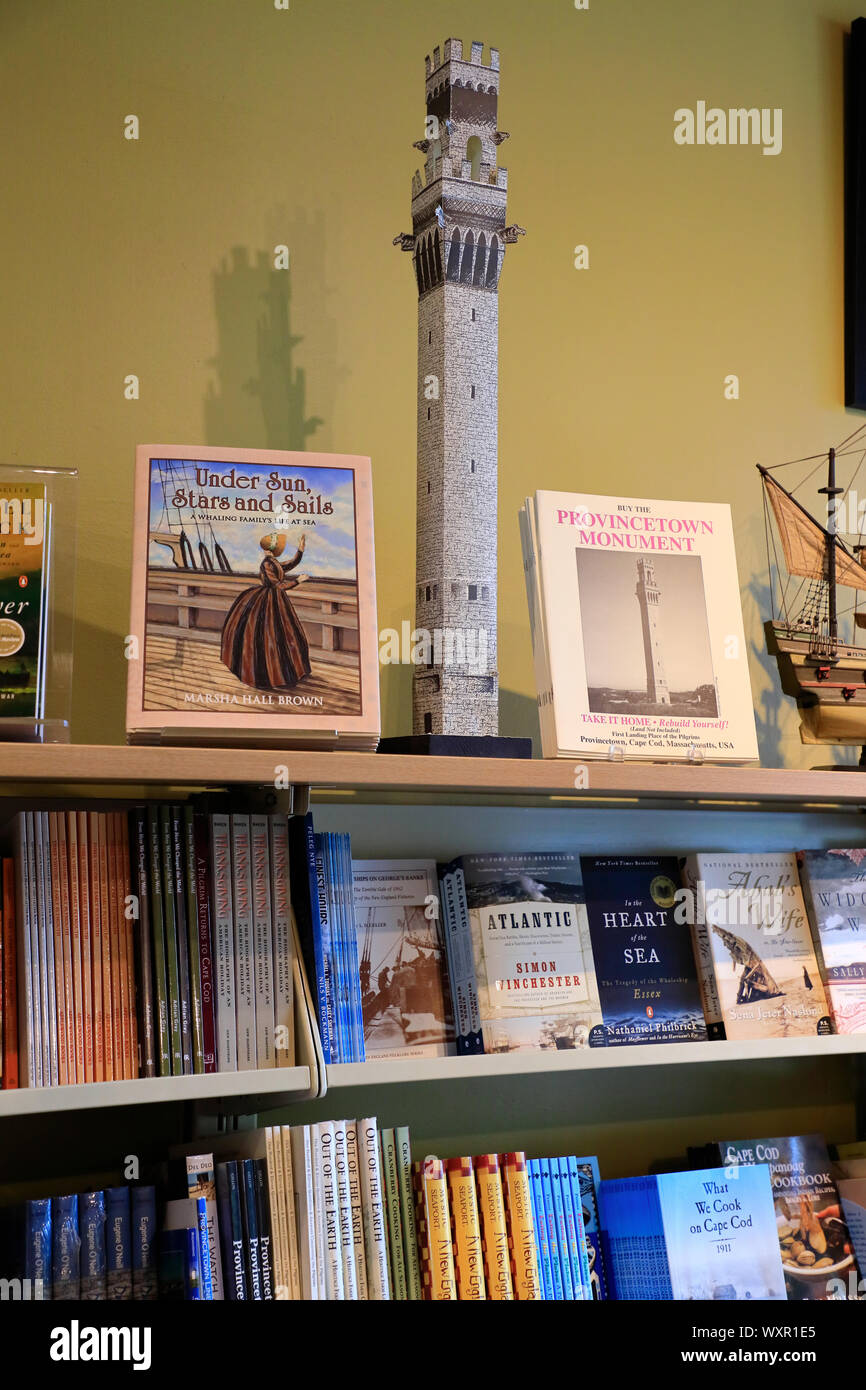 Un modello del monumento del Pellegrino e la storia di libri in vendita nel negozio di articoli da regalo del monumento del pellegrino & a Provincetown Museum.a Provincetown.Massachusetts.USA Foto Stock