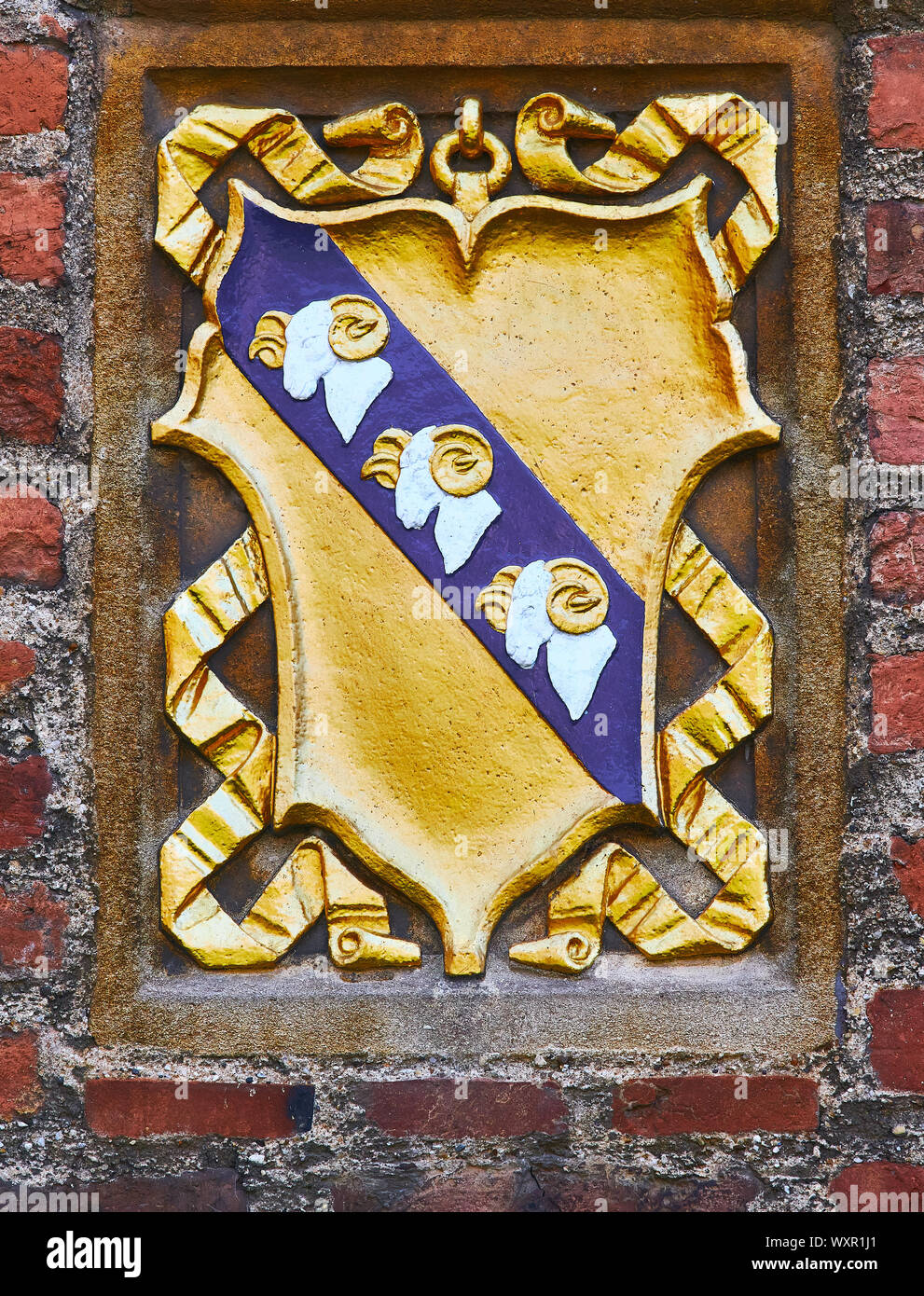 Emblema su un muro di mattoni al college di Santa Maria Maddalena, Università di Cambridge, Inghilterra. Foto Stock