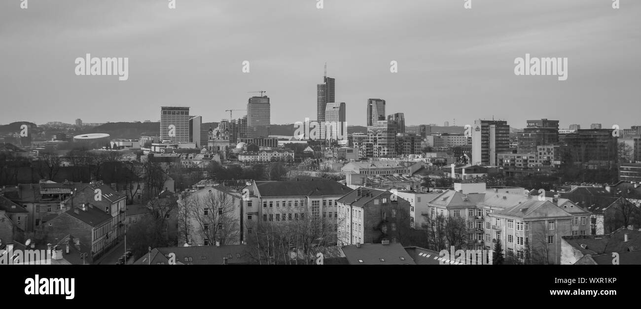 Una foto in bianco e nero dei diversi strati architettonici di Vilnius. Foto Stock