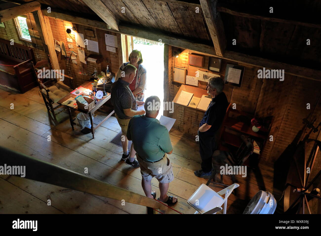 I visitatori con guida all'interno di Casa Hoxie, una delle più antiche case di superstite in Massachusetts.panino.Massachusetts.USA Foto Stock