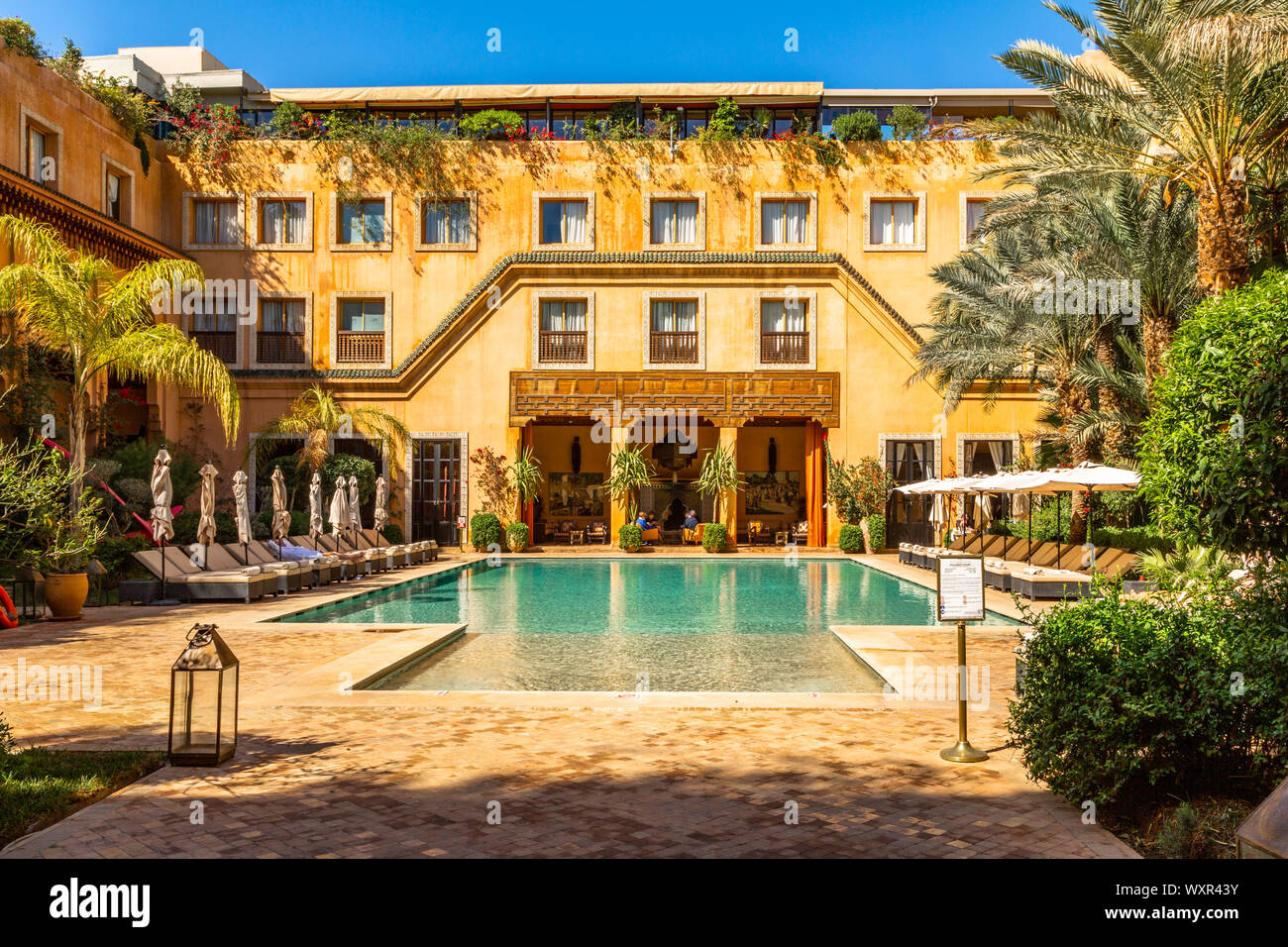 Les Jardins De La Koutoubia 5 star hotel di lusso. Offre un Carita Spa, vasca idromassaggio e piscina esterna circondata da palme, Marrakech Marocco. Foto Stock