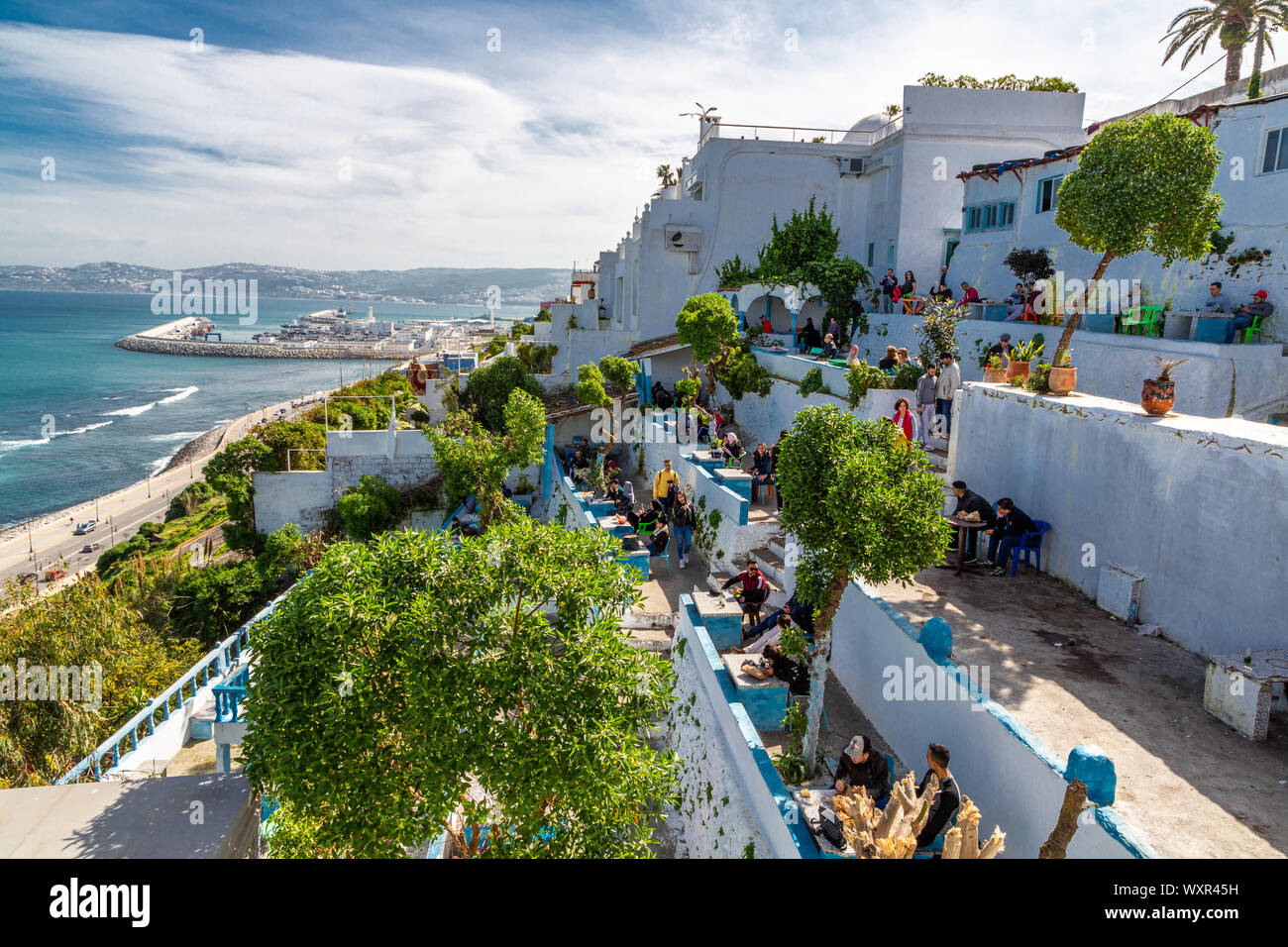 La vista posteriore esterna dal Café Hafa, sulla cima della scogliera che si affaccia sulla Baia di Tangeri, aperto nel 1921, visitato da molte celebrità del giorno, Marocco Foto Stock
