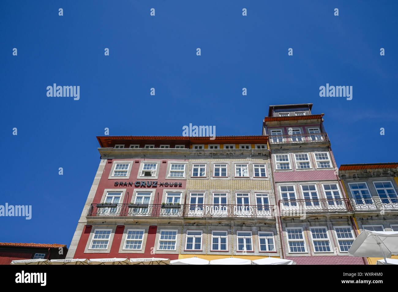 Tipiche facciate di case Porto in estate in Portogallo Foto Stock