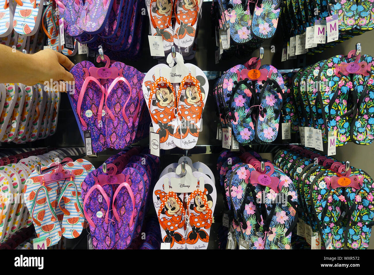 Disney motif decorate flip flop in un negozio Foto Stock