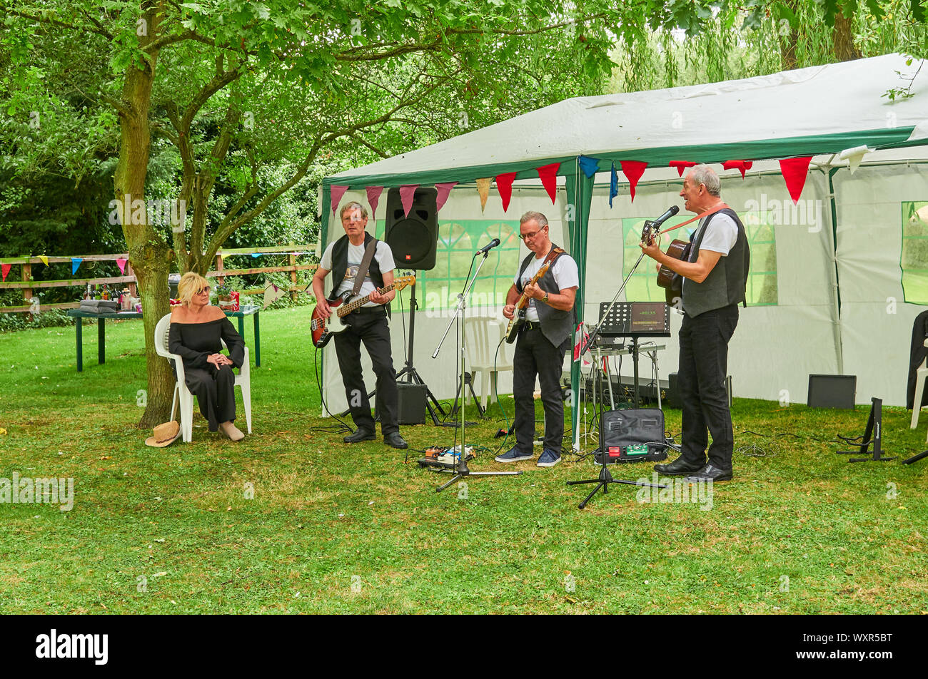 Il 60s 70s e country music band Dunne e arrugginita esecuzione in un villaggio di festa di strada su Welby verde villaggio vicino Grantham in Lincolnshire Foto Stock